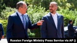 Министр иностранных дел России Сергей Лавров (слева) и министр иностранных дел Ирана Хоссейн Амир Абдоллахиан