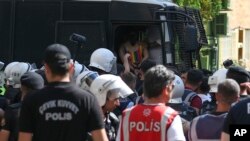 Policia duke ndërhyrë në marshin e mbajtur në Stamboll