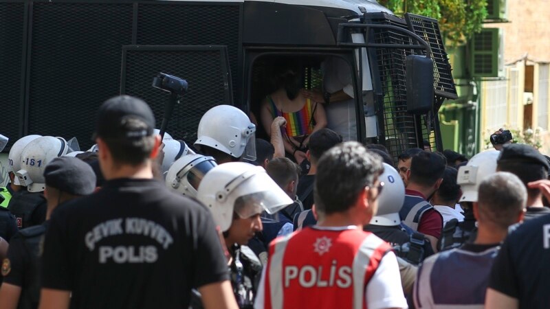 На Парадата на гордоста во Истанбул уапсени 200 луѓе