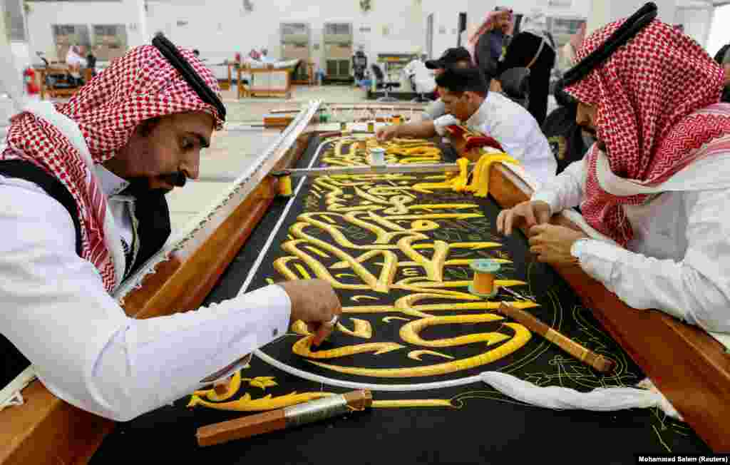 Előkészületek a háddzs előtt: férfiak a Kába-szentélyt borító selyemtakarót javítják, készülnek az iszlám szent ünnepére 2022. július 6-án
