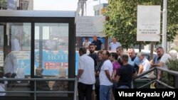Qytetarë të Kosovës duke pritur në rend për të aplikuar për vizë Schengen.