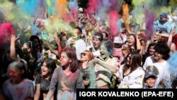 Mladi na Festivalu boja u parku Asanbai u Biškeku, Kirgistan, 3. jula 2022.