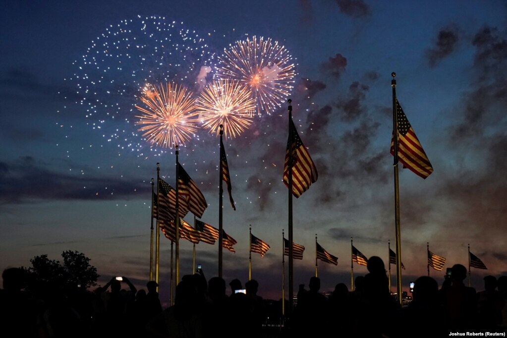 Fishekzjarrë shumëngjyrësh mbi qiellin e Uashingtonit, me rastin e Ditës së Pavarësisë së SHBA-së.