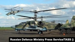 Вертолеты армейской авиации ВКС России Ка-52 перед нанесением ударов по позициям ВСУ, июнь 2022 года. Скриншот с видео Минобороны РФ