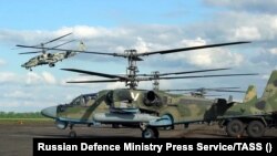 Руски военни хеликоптери в Източна Украйна.