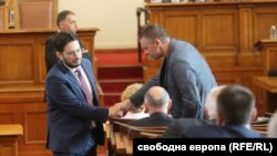 Решението на Кирил Симеонов беше приветствано от депутатите на "Продължаваме промяната", БСП и "Демократична България"