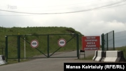 Тысячи гектаров земли за этим забором перешли к Назарбаевым. Джайляу Ушконыр в Алматинской области, 21 июня 2022 года