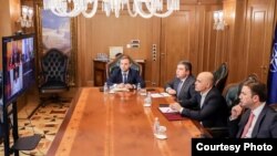 Премиерот Димитар Ковачевски на средба со лидерите на Отворен Бсалкан преку видео врска.