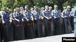 Armenia - Riot police block a street leading to the parliament building in Yerevan, July 1, 2022.