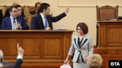 Десислава Атанасова от ГЕРБ по време на дебата за вота на недоверие към правителството във вторник.