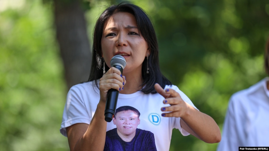 Инга Иманбай, политическая активистка, журналистка, жена политика Жанболата Мамая, на митинге за свободу слова в Алматы. 25 июня 2022 года 