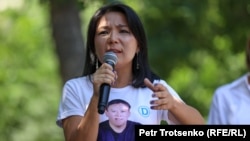 Инга Иманбай, политическая активистка, журналистка, жена политика Жанболата Мамая, на митинге за свободу слова в Алматы. 25 июня 2022 года 
