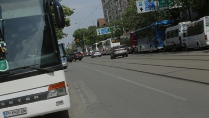 Десетки автобуси и миркобуси паркират един зад друг на столичния