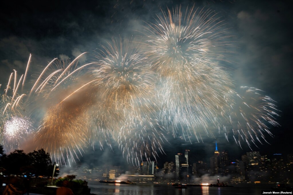 Shfaqja e fishekzjarrëve, e organizuar nga Macy's, për Ditën e Pavarësisë, në Nju-Jork.