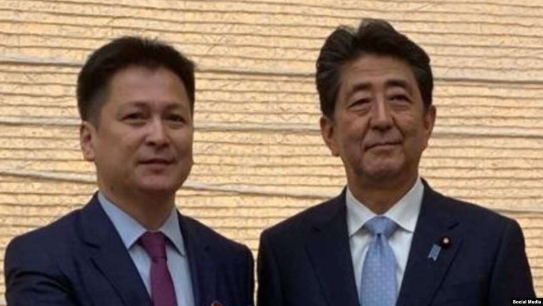 Мирлан Арстанбаев жана Синдзо Абэ. 