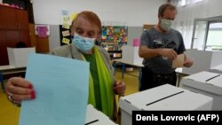 Žena sa zaštitnom maskom glasa na izborima u Hrvatskoj, 16. svibnja 2021. (Ilustrativna fotografija)
