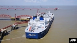 O navă-cisternă rusească pentru transportul gazului natural lichefiat (GNL) sosind la terminalul de GNL din orașul Nantong, provincia Jiangsu, din estul Chinei (imagine de arhivă).