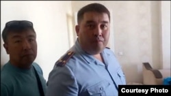 Полиция подполковнигі Марат Дубаев жаңаөзендік жұмыссыздар уақытша тоқтаған пәтерге келіп тұр. Нұр-Сұлтан, 24 маусым 2022 жыл.