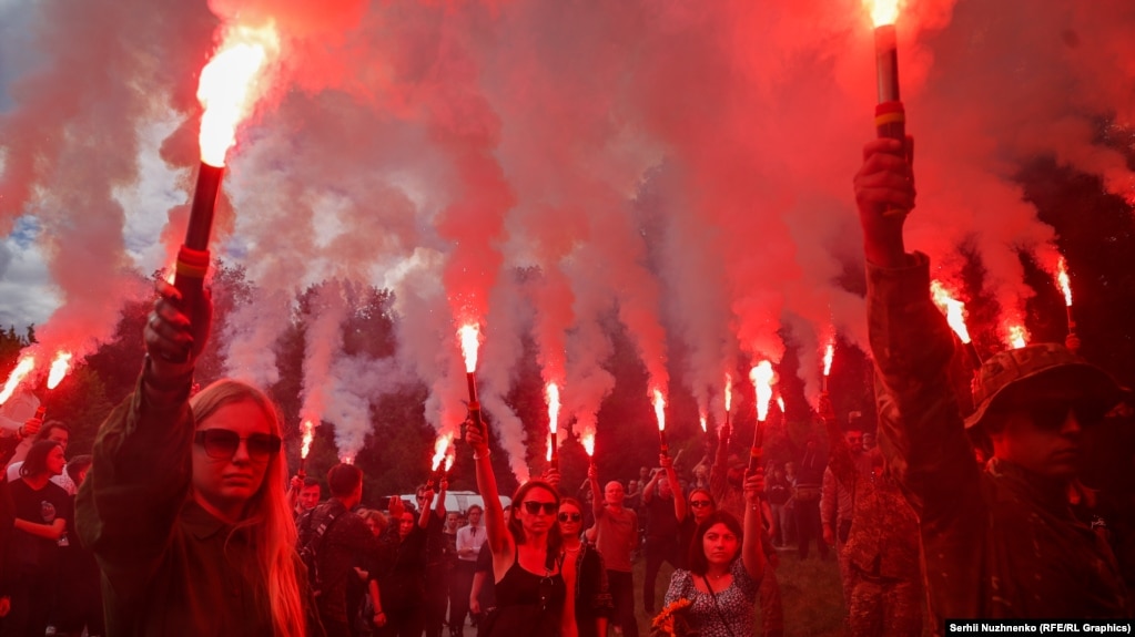 Qindra njerëz u mblodhën në qendër të Kievit më 18 qershor, duke ndezur pishtarë në kujtim të aktivistit Roman Ratushniy, që u bë një figurë e njohur në revolucionin pro-perëndimor të Ukrainës në vitin 2014. Ratushniv, 24 vjeç, u vra më 9 qershor në betejën kundër trupave ruse për qytetin Izium në lindje të vendit.
