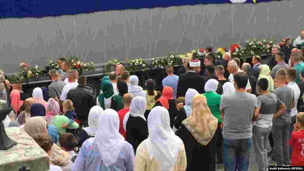 Kamion sa posmrtnim ostacima je u Srebrenici dočekalo nekoliko stotina građana.