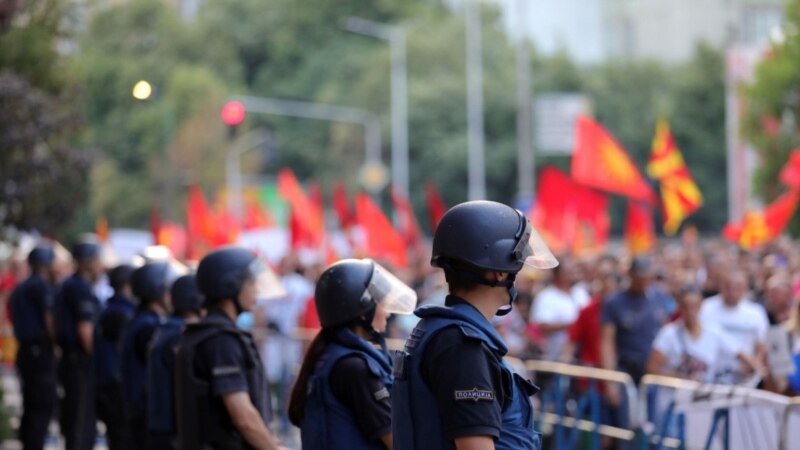 Протестите мирни, од петок блокади во цела земја против францускиот предлог