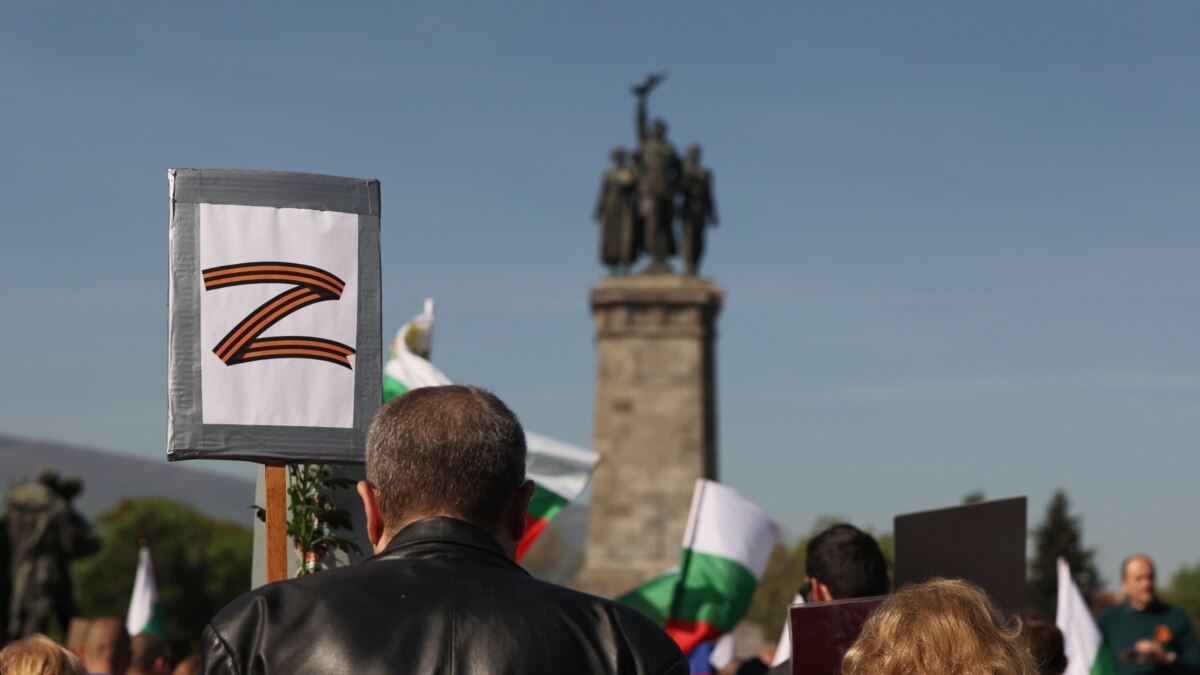Много украинци настояват различните държави да криминализират използването на символа