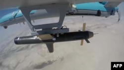 Dronă iraniană Simorgh transportând o rachetă