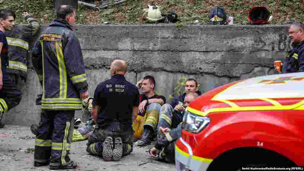 Рятувальники відпочивають на місці розбору завалів у житловій багатоповерхівці