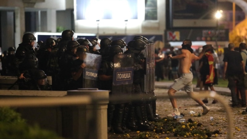 Приведени уште две лица за напад врз полицијата на протестите пред Собрание