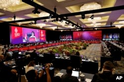 Ministrul de Externe al Indoneziei Retno Marsudi este văzut pe ecran în timpul reuniunii miniștrilor de externe G20 de la Nusa Dua, Bali, Indonezia, vineri, 8 iulie 2022. (Willy Kurniawan/Pool Photo via AP)