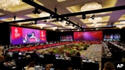 A házigazda Indonézia külügyminisztere köszönti a tanácskozás résztvevőit Balin 2022. július 8-án