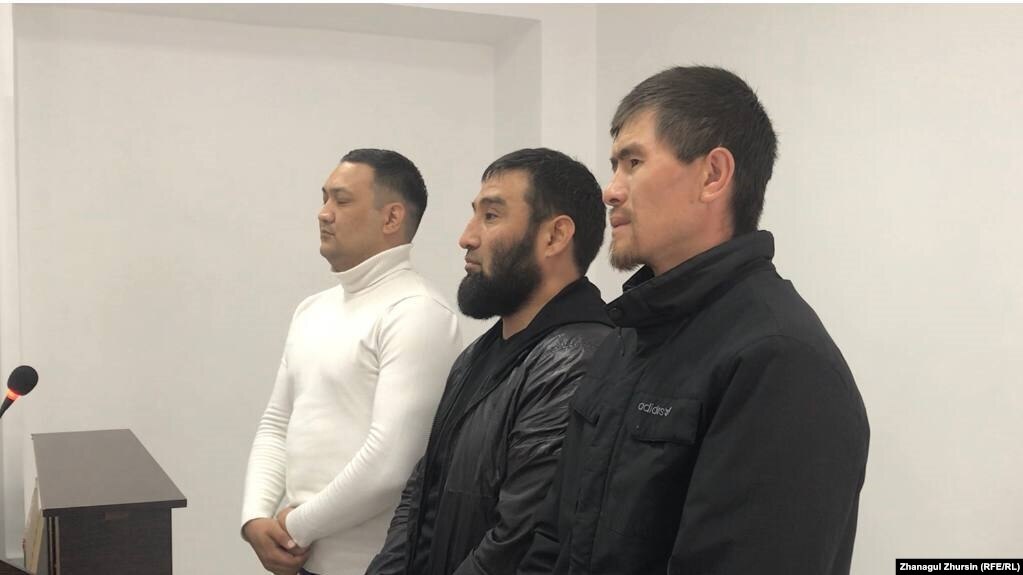 Мади Жумабек, Нуралы Шахкозов и Елхат Косыбаев (слева направо) во время оглашения приговора. Актобе, 5 июля 2022 года