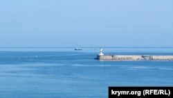 Судно вспомогательного флота с десантным катером проекта 11770 «Серна» на буксире напротив входа в Севастопольскую бухту, 9 июля 2022 года
