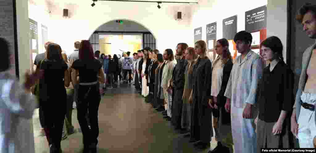 Final de spectacol. Echipa celor 40 de studenți ți profesori ai UNATC care au realizat Și atunci oamenii au devenit păsări în spațiul plin de durere al Memorialului de la Sighet au fost îndelung aplaudați&nbsp;