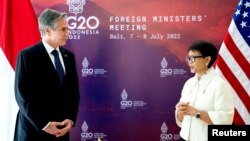 Secretarul de stat american Antony Blinken și șefa diplomației indoneziene Retno Marsudi la reuniunea miniștrilor de externe G20 care a avut loc în insula Bali, Indonezia, 7-8 iulie 2020.