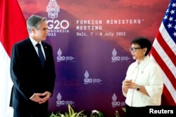 Ministrul de externe al Indoneziei Retno Marsudi (d) și secretarul de stat al SUA Antony Blinken (s) se întâlnesc în timpul reuniunii miniștrilor de externe ai G20 de la Nusa Dua, pe insula indoneziană Bali, pe 8 iulie 2022.