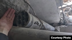 Хвостовик от снаряда реактивной системы «Град», попавший в квартиру Любови Запеваловой. Мариуполь, Украина, март 2022 года