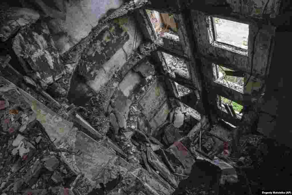 Egy orosz támadásban lerombolt panelház Harkiv Szaltivka negyedében 2022. július 5-én