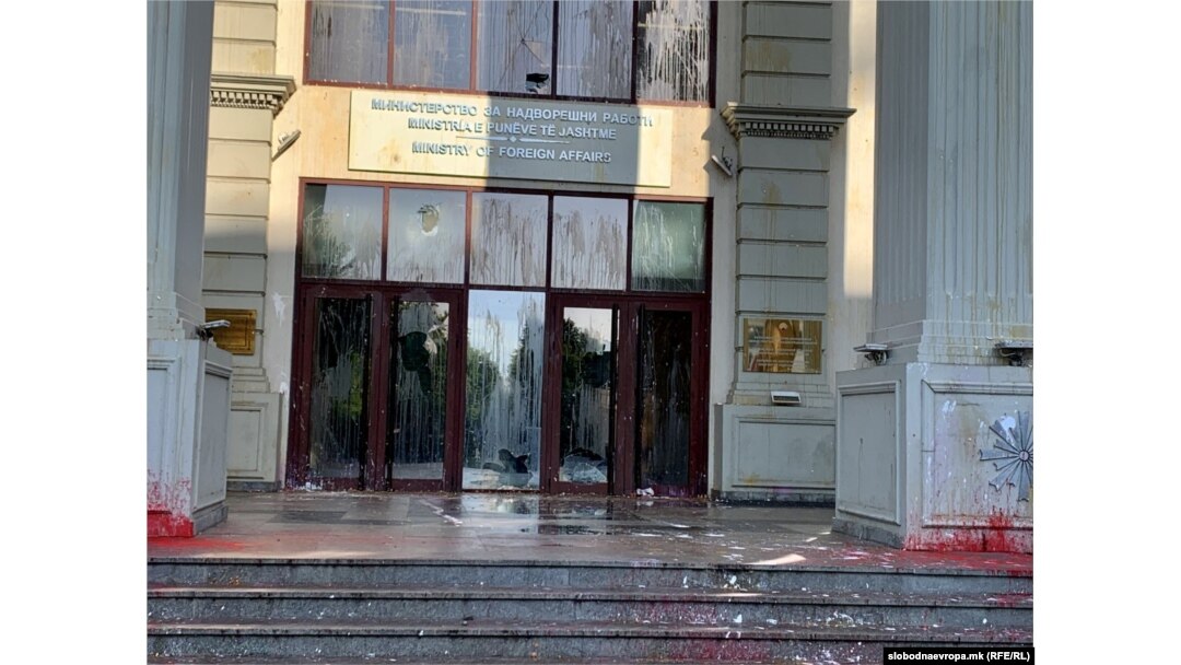 По синоќешниот протест: Влезот на МНР уништен, кај Собранието санирано