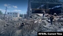 A bombázás következményei az ukrán Kremencsuk városban 2022. június 30-án