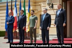 Fotografia de grup înaintea discuțiilor dintre liderii europeni Olaf Scholz, Emmanuel Macron, Mario Draghi și Klaus Iohannis ( de la stânga la drepta) cu președintele Volodimir Zelenski - Galerie foto