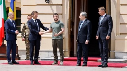 Президентите на Франция и Румъния Еманюел Макрон и Клаус Йоханис