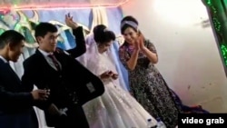 Скриншот с видео на свадьбе.