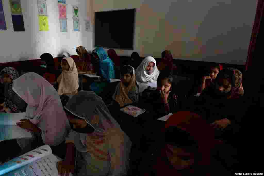Fëmijët duke qëndruar ulur në një klasë gjatë ndërprerjes së energjisë në Programin e Mësimit dhe Trajnimit të Adoleshentëve dhe të Rriturve në Xhakobabad. Për të adresuar sfidat serioze mjedisore të Pakistanit, Qeveria ka paralajmëruar plane ambicioze për të reduktuar emetimet, si dhe iniciativa të tilla si projekti i Tsunamit prej 10 miliardë pemësh të ish-kryeministrit Imran Khan, i cili synonte të ripyllëzimin e sipërfaqeve të vendit. Megjithatë, pasiguria politike e shtetit, korrupsioni dhe planifikimi i dobët e kanë bërë të vështirë zbatimin e ndryshimeve të nevojshme për të garantuar shëndetin e qytetarëve më të rrezikuar.