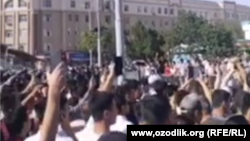 1-nji iýulda Nukusda guralan demonstrasiýa gatnaşanlaryň sosial ulgamlarda peýda bolan şekillerinde köp adam görünýär.
