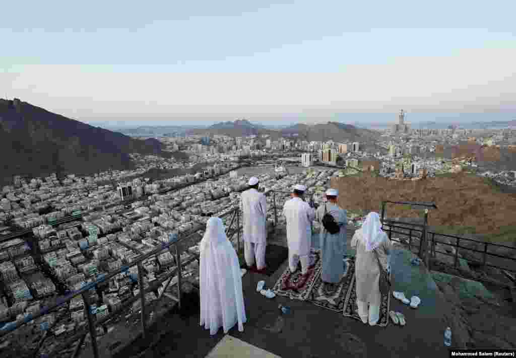 Zarándokok hajnali imádsága Mekkában az al-Nur-hegyen július 6-án