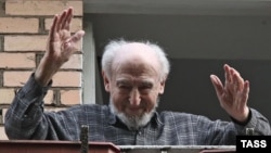 Soviet and Russian animator Leonid Shvartsman reacts on his balcony while being greeted with a private performance arranged by the Soyuzmultfilm animation studio in honor of his 100th birthday in August 2020.