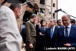 Справа налево: канцлер Германии Олаф Шольц, премьер-министр Италии Марио Драги и президент Франции Эмманюэль Макрон во время посещения города Ирпень Киевской области, 16 июня 2022 года