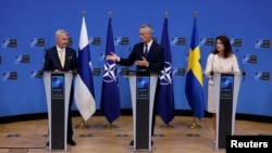 Ministra de Externe a Suedie, Ann Lindex, și omologul său finlandez, Pekka Haavisto, la conferință de presă alături de secretarul general NATO, Jens Stoltenberg, după semnarea cererilor de aderare la NATO, Bruxelles, 5 iulie 2022.