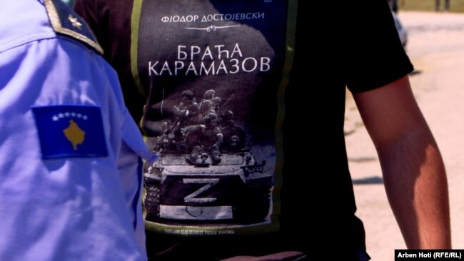 Një qytetar serb me bluzë me shkronjën Z, simbol i pushtimit rus në Ukrainë.